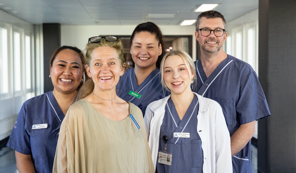 En grupp människor i operationskläder som poserar för en bild.